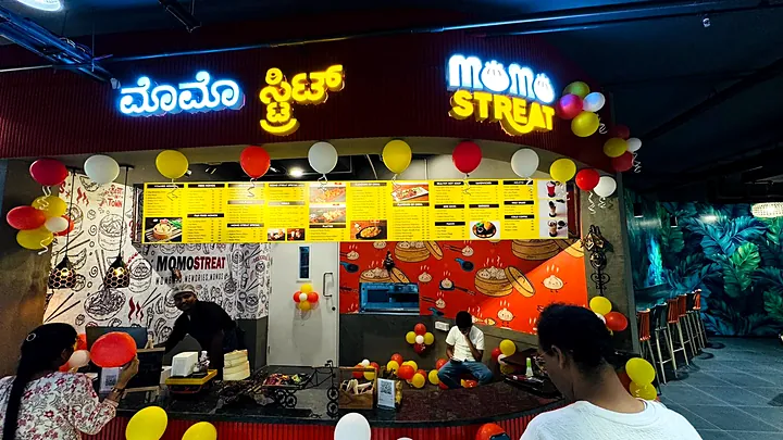 Momo Streat food-court outlet: bilingual lit letters, menu board and branded walls